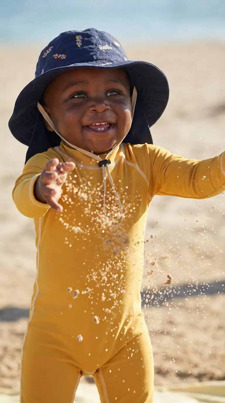 Chapeau de Soleil pour Bébé avec Couvre-Nuque Brodé « Pilote » – Marine